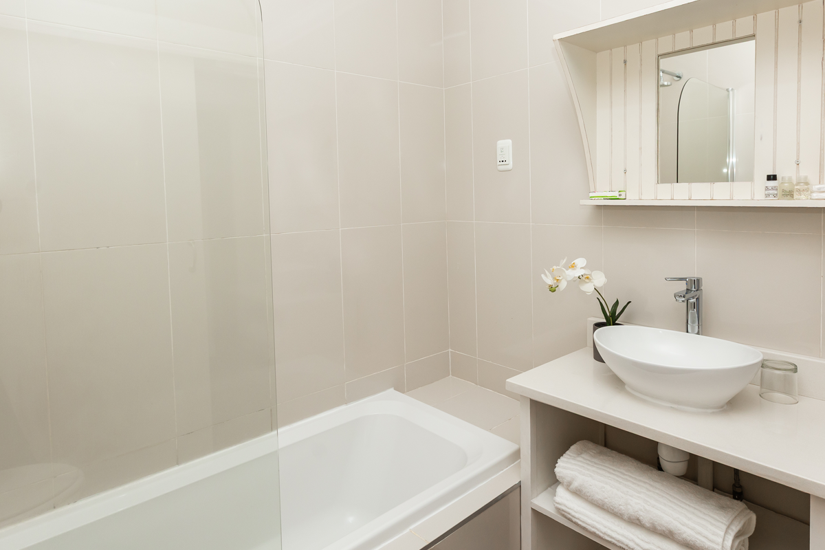 En-suite bathroom with bath and vanity